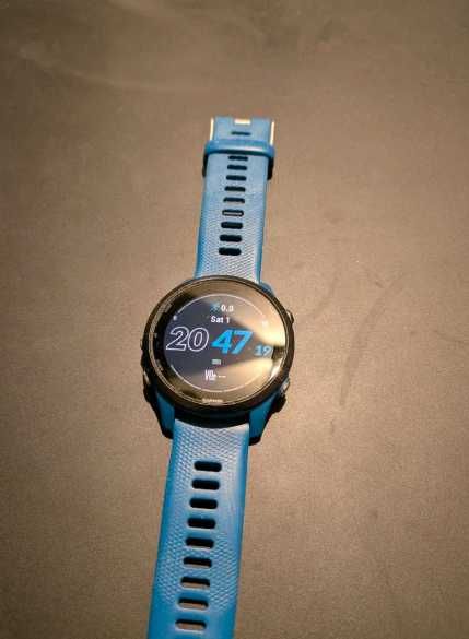 Garmin Forerunner 255 niebieski, stan bardzo dobry, z ładowarką