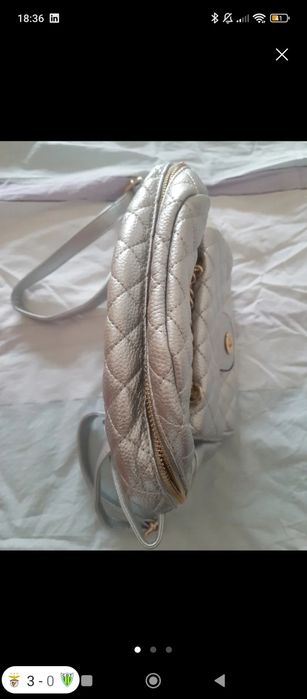 Mochila prateada nova