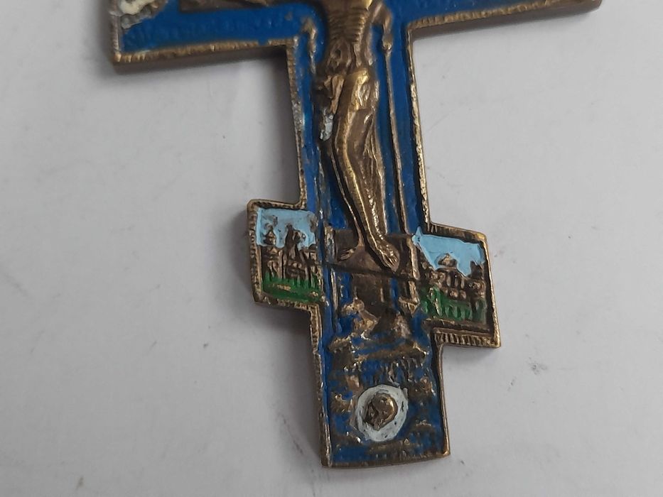 Mały krzyż prawosławny z Chrystusem, mosiężny malowany