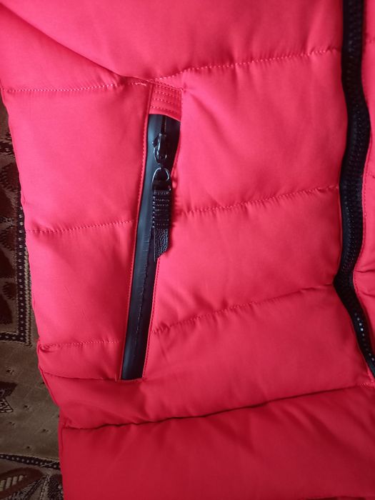 Зимова куртка на дівчину підлітка