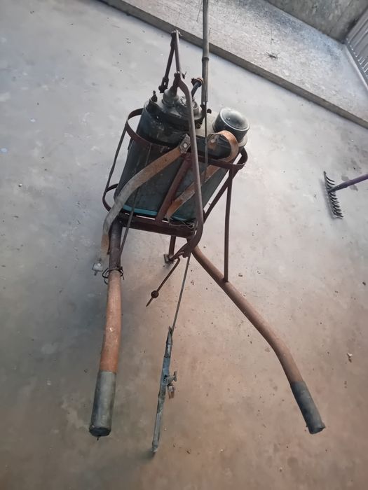 Máquina de sulfatal antiga em cobre.
