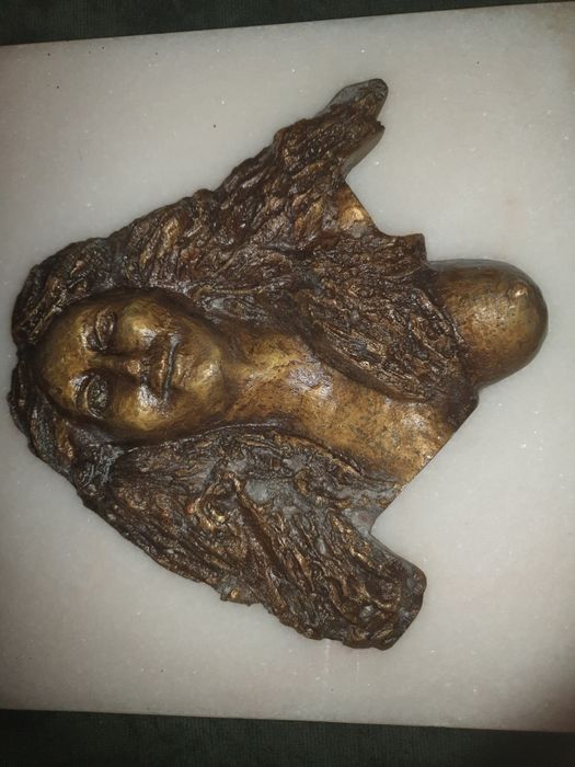 Fernanda de Assis - escultura em bronze sobre mármore