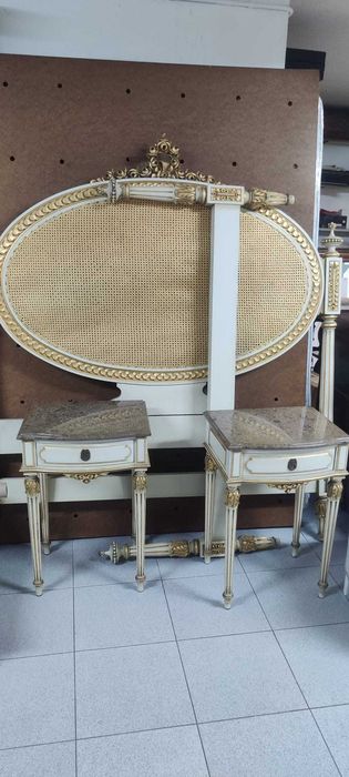Cama solteiro grande com colchão e mesinhas cabeceira