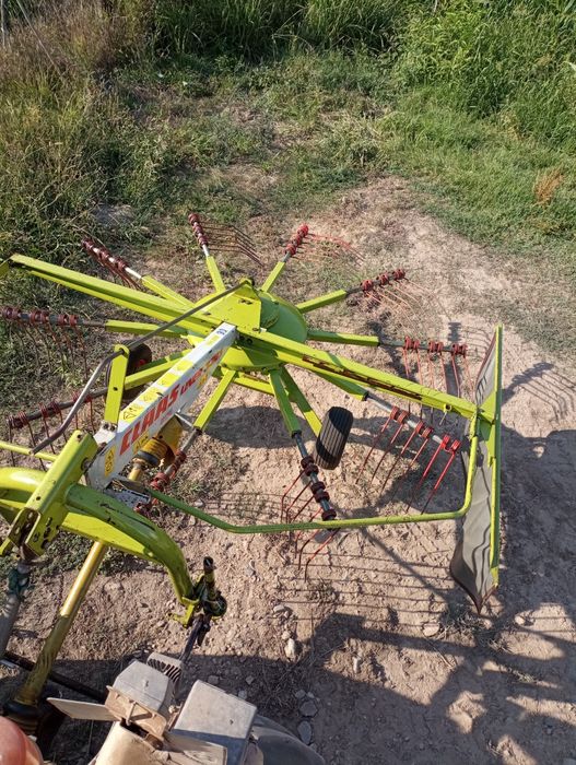 Juntador de feno Claas