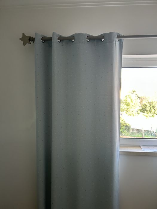 conjunto de cortinados azul, com pequenas estrelas