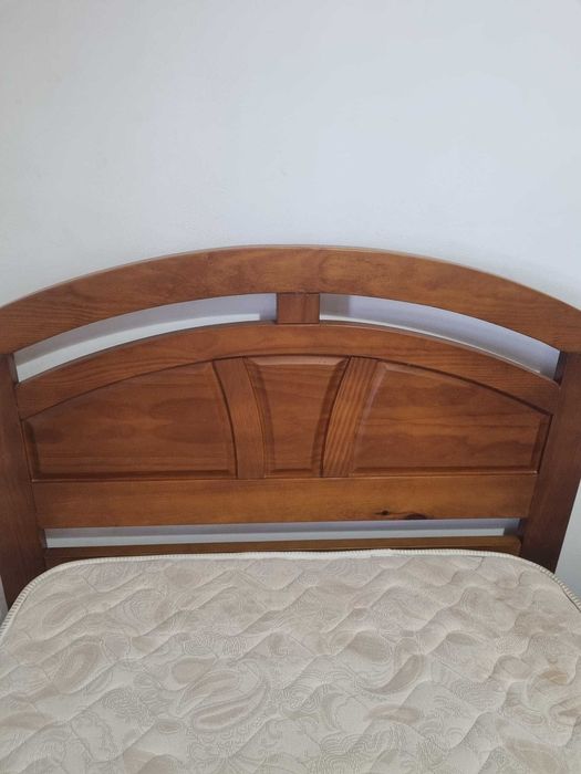 Vendo Cama + Mesas Cabeçeira, madeira maciça Pinho Mel, como novo.
