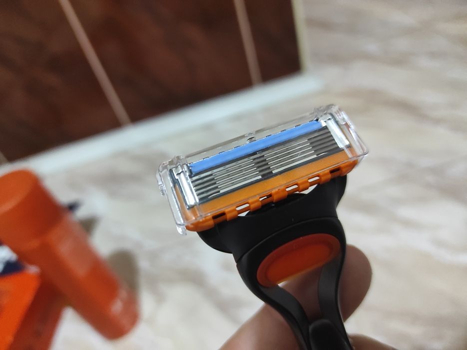 Набір косметики Gillette Fusion5 Станок для гоління чоловічий (бритва) з 1 змінним картриджем + Гель для гоління 200 мл