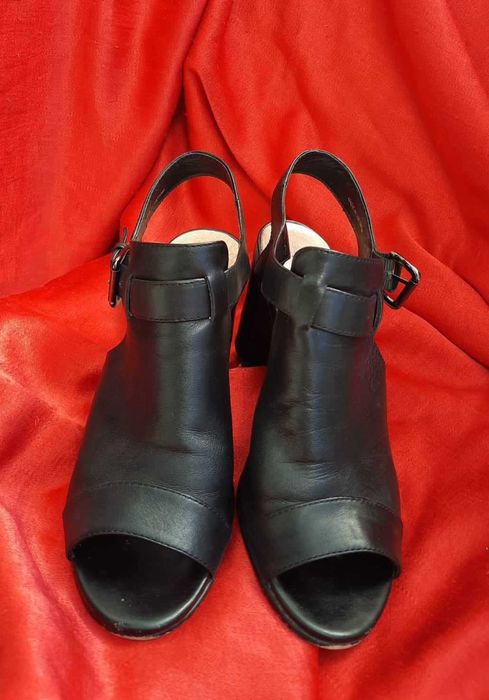 Eleganckie sandały skórzane na obcasie 9 cm marki Pier One