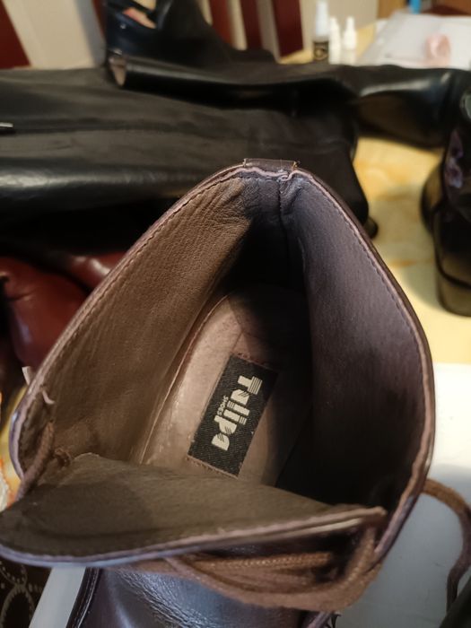 Botins castanhos em pele