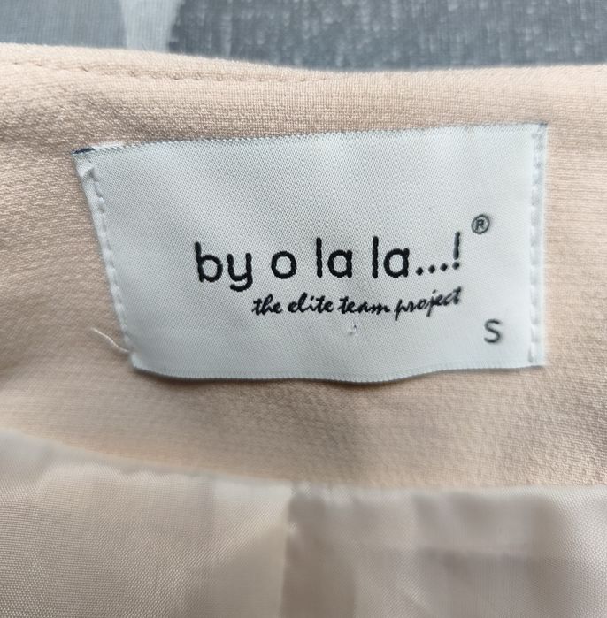 Pudrowa marynarka z baskinką By o la la! Rozmiar S, elegancki żakiet