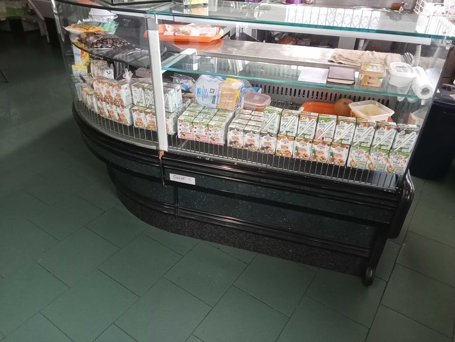 Balcão de atendimento com vitrine de refrigeração
