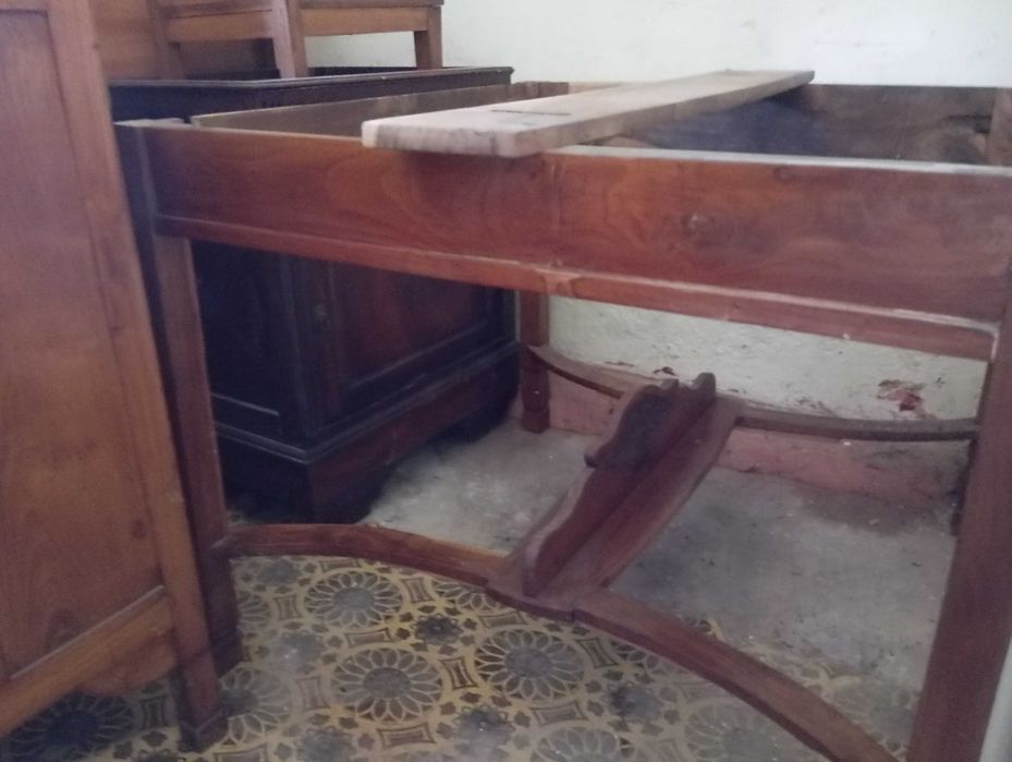 Mesa de sala de jantar com cadeiras com o assento trabalhado