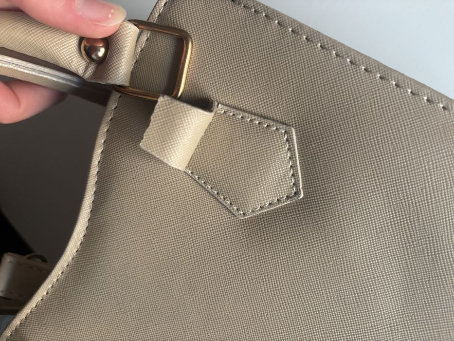 Beżowa torebka ze złotymi akcentami