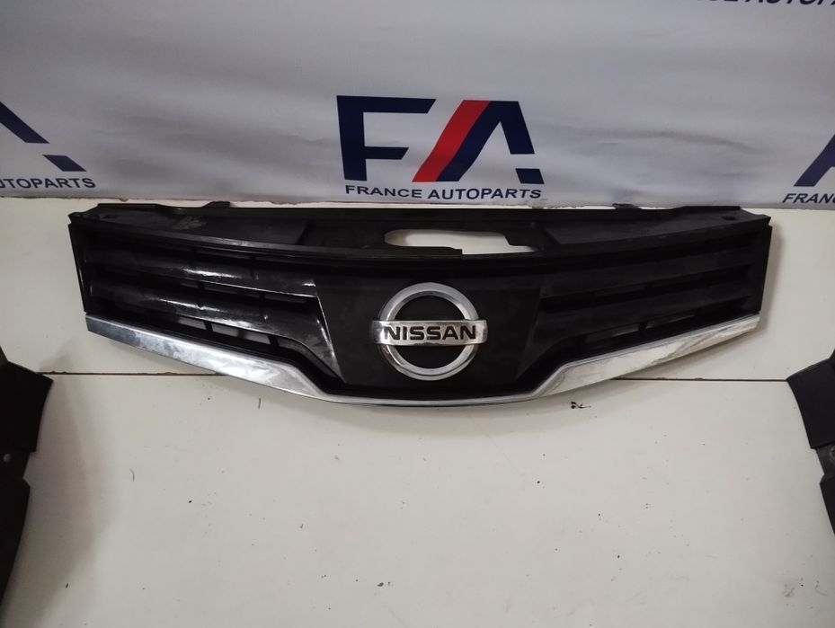Решітка радіатора Нісан Ноте Nissan Note
