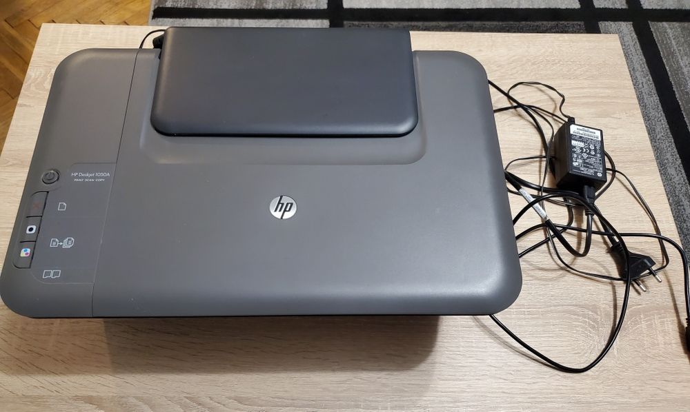 HP DeskJet 1050A [Za darmo] skaner OK / druk do naprawy – komplet + tu