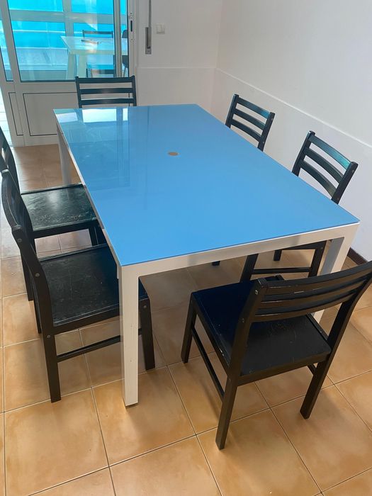 Mesa de vidro e cadeiras