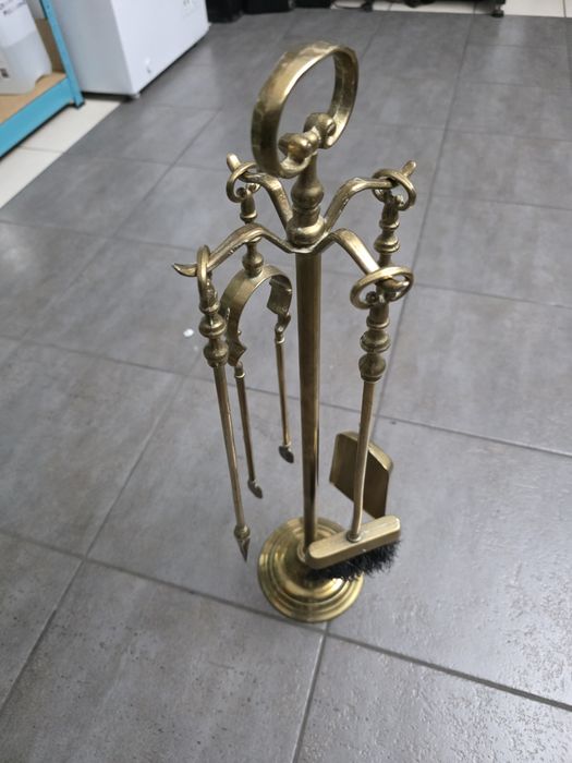 mosiężny zestaw akcesoriów kominkowych.