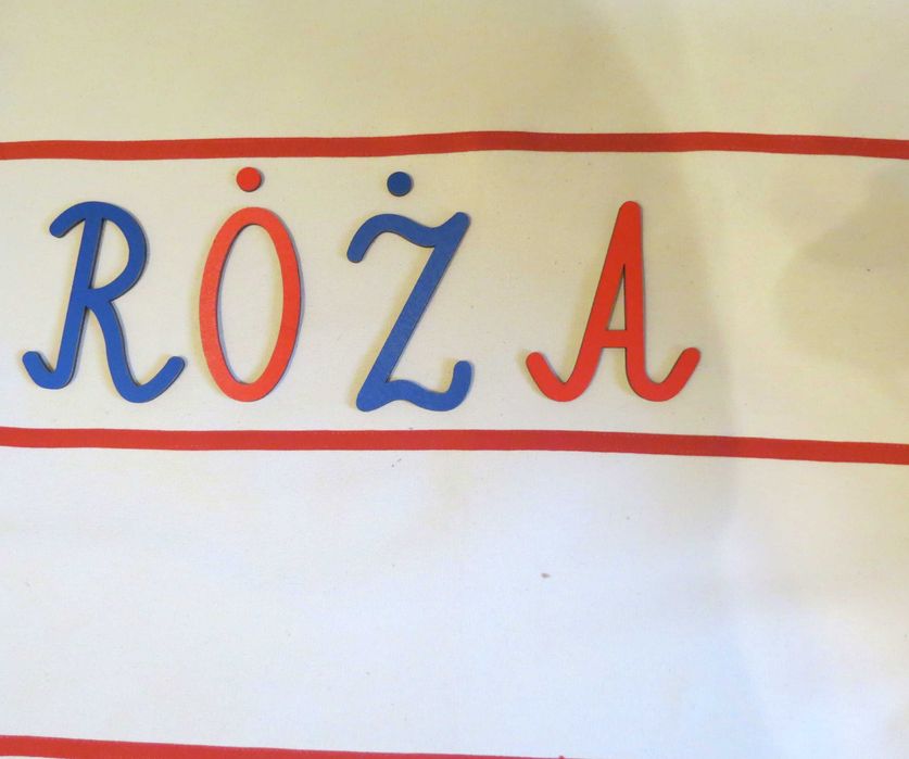 Ruchomy alfabet duze litery z pudełkiem drewnianym i matą montessori