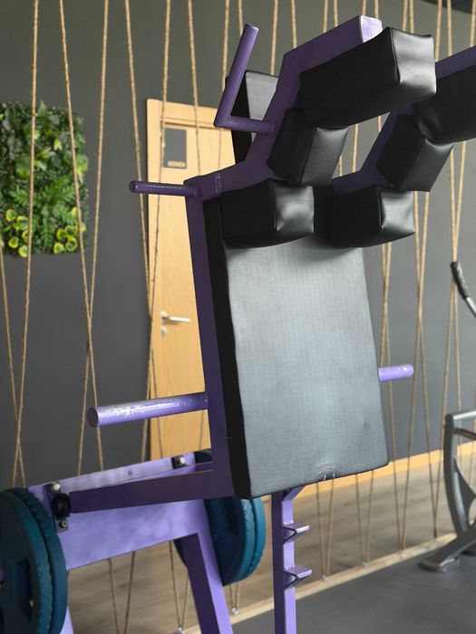 V-Squat Machine