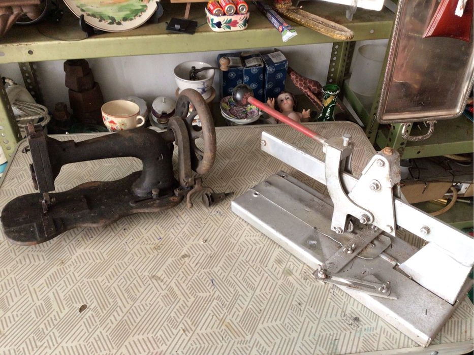 2 peças muito antigas maquina de cortar azuleijo , maquina de costura