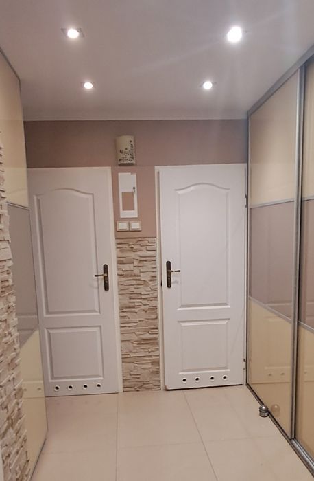 Drzwi białe z klamka