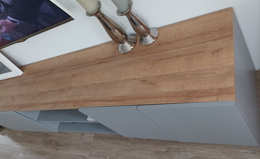 Szafka RTV kolor szary, blat płyta w kolorze dębu