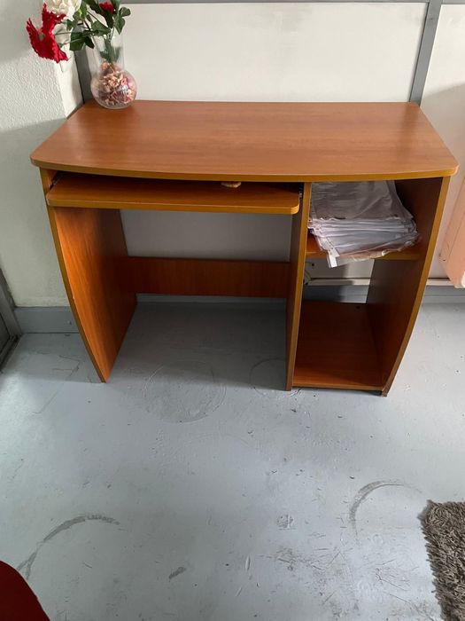 Vendo Secretaria c/cadeira