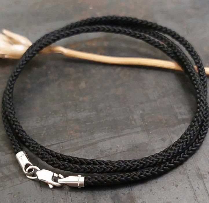 Шовковий шнурок із срібною застібкою