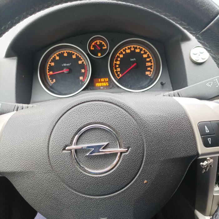 Opel astra h gtc rok 2008