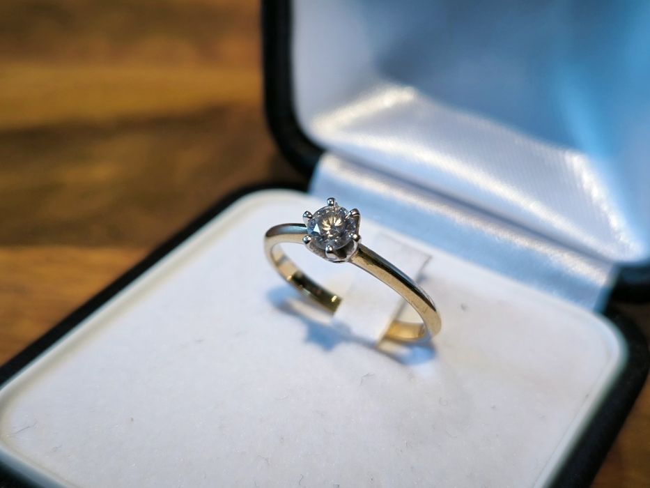 Pierścionek z diamentem brylantem 0.3 CT E VS1 certyfikat