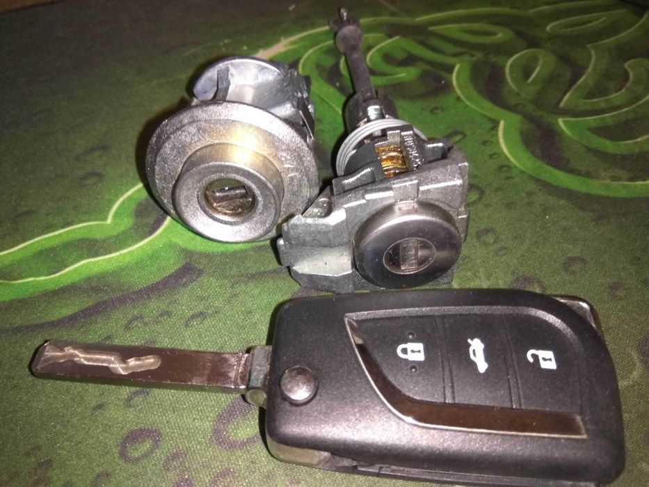 Цилиндры и ключ (комплект), Toyota Avensis, 69005-05190