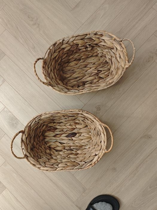 Zestaw 2 owalnych plecionych koszyków.