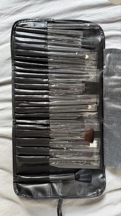 Zestaw pędzli do makijażu 24 szt