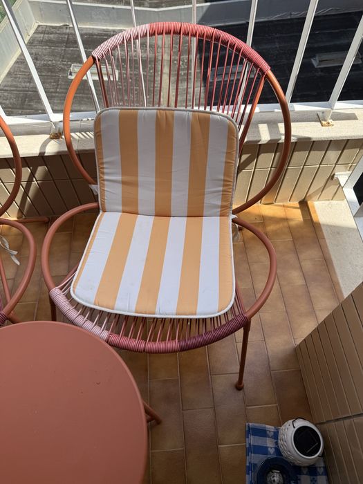 conjunto jardim ou varanda com 2 mesas 2 cadeiras e 1 banco grande  - 2 mesas (uma larga e uma estreita) um banco e duas cadeiras , praticamente novo