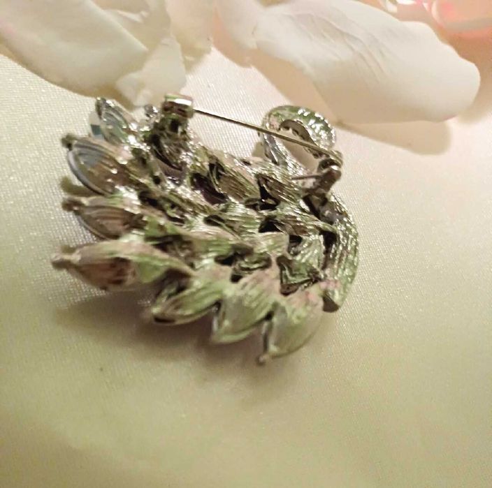 Broszka - Łabędź- fioletowe kryształy górskie