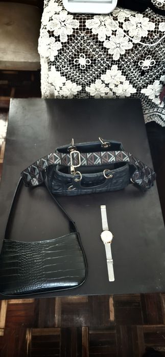 Conjunto de malas mais relógio de senhora