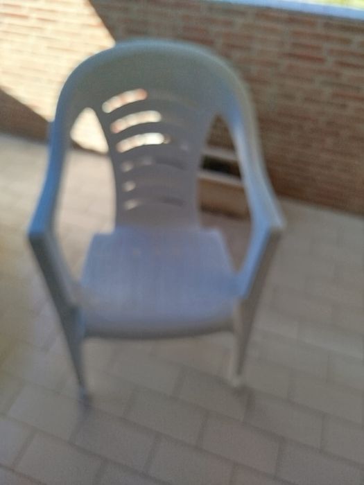 Mesa em resina branca com seis cadeiras