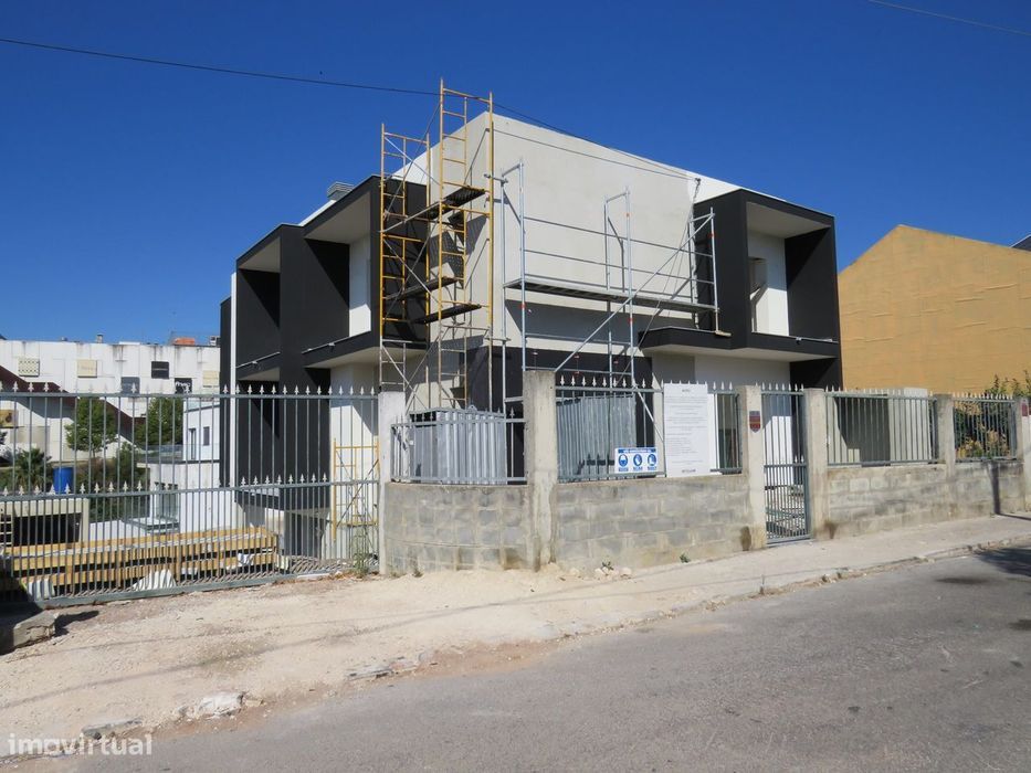 Moradia T4 com piscina e anexo para venda em Odivelas junto ao Centro