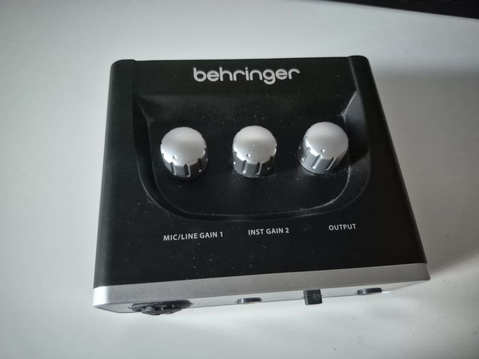 Аудіоінтерфейс Behringer U-Phoria UM2