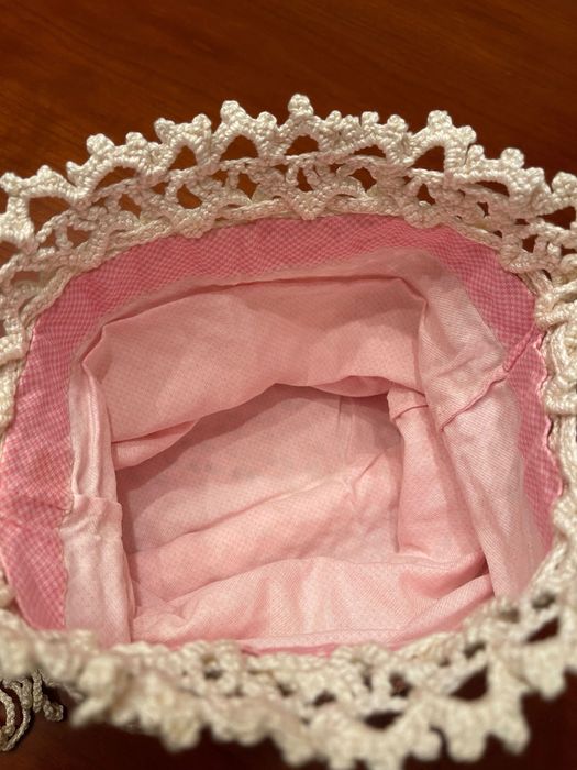 Saco de pão em renda com interior forrado em rosa