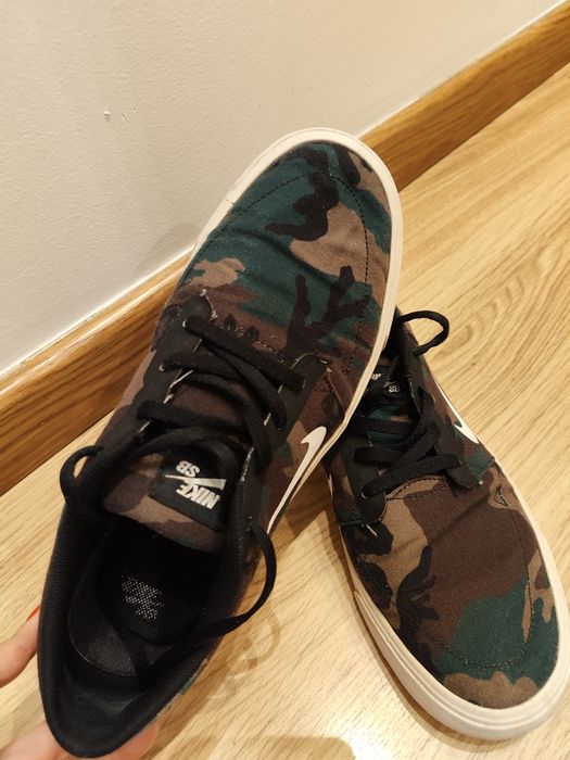 Ténis Nike padrão tropa