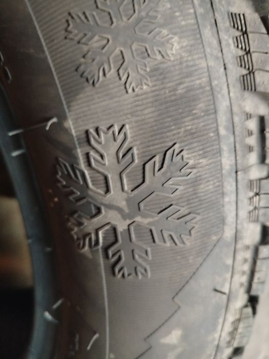 Гума зимня 215*65*r17 99h 1500грн/шт