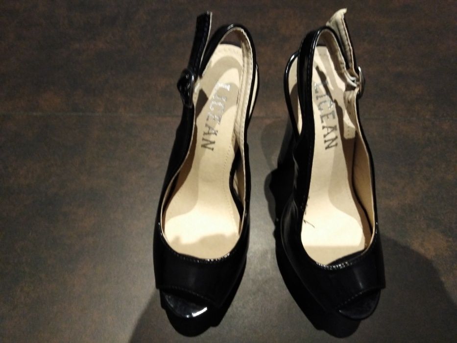 Sandałki, szpilki na platformie