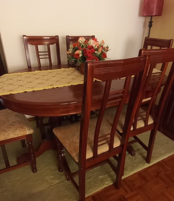 Móvel de sala com mesa extensível e 6 cadeiras