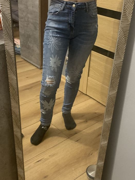 Niebieskie jeansy z dziuramu w kwiaty y2k vintage