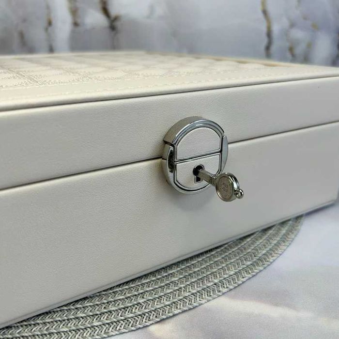 Шкатулка для прикрас на замку із дзеркалом 25х25х8,5 см бежева