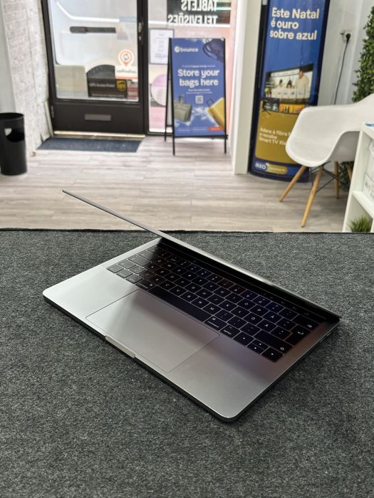 MacBook Pro "Core i5 Dual-Core" 3.1 Touch Bar | 256GB SSD | 8GB | 82%B