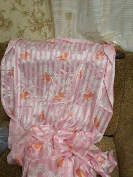 В комплекте тюль 8,5 м. и для штор 11 м.Одним лотом