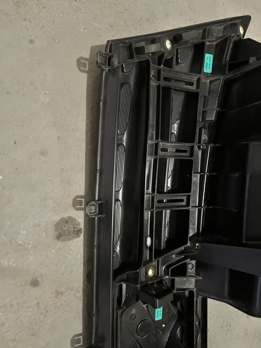 Решітка  радіатора Suzuki Vitara ( 7211154PO ) 2015-