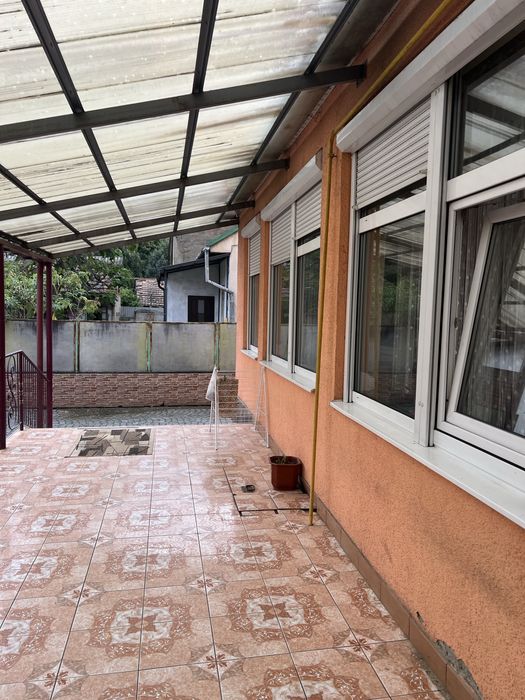 Продаж двох будинків у одному дворі.